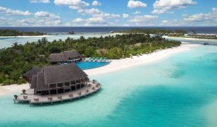 Lagoon_aerial_Anantara_Dhigu_Anantara_Veli_and_Naladhu_S.jpg
